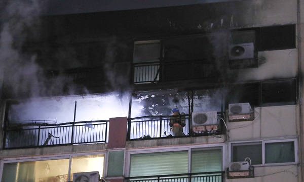 ▲ 28일 오후 서울 은평구 한 아파트 14층에서 화재가 발생, 소방대원들이 진화 뒤 현장을 정리하고 있다./뉴시스