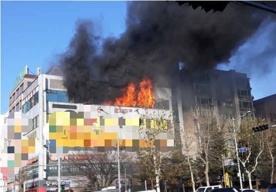 ▲ 7일 오후 3시7분께 인천시 상가건물에서 화재가 발생했다./인천소방본부 제공