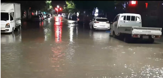 ▲ 폭우가 쏟아진 23일 울산 삼산동의 한 도로가 물에 잠겨 있다.(사진=울산해경 제공)