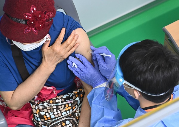 26일 오전 경기도 수원시 장안구 국민체육센터에 마련된 수원시 코로나19 제3호 예방접종센터에서 의료진이 백신을 접종하고 있다./뉴시스 