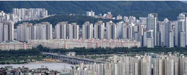 서울의 노후 아파트값이 신축 아파트보다 2배 더 오른 것으로 나타났다. 사진은 서울 도심 아파트 단지 모습. /뉴시스