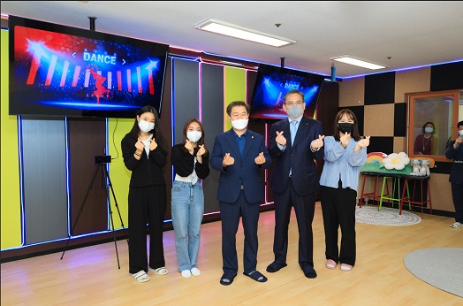 박승원 광명시장(왼쪽에서 세 번째)과 KT 강남서부광역본부 이원만 상무(왼쪽에서 네 번째)가 AI K-POP 댄스 프로그램을 체험한 뒤 청소년들과 기념사진을 찍고 있다. (사진=KT)