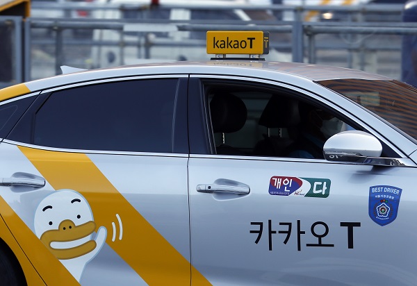 서울에서 운행중인 카카오T 택시 모습/뉴시스 