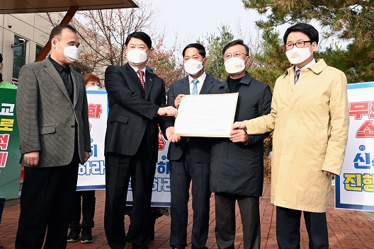 이한규 경기도 행정2부지사는 17일 오전 이재준 고양시장, 정하영 김포시장, 최종환 파주시장과 함께 일산대교㈜ 사무소를 방문해 이 같은 내용의 ‘일산대교 무료통행 및 손실보상 협의 요청’ 공문을 전달했다. (사진=경기도)