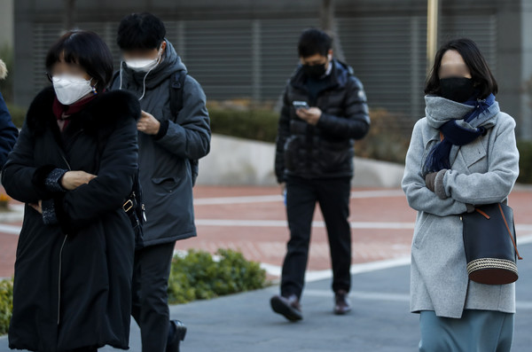 3일 겨울 강추위가 다소 누그러지겠다. 사진은 서울 영등포구 여의도역 인근에서 시민들이 영하권 추위에 두터운 복장으로 발걸음을 옮기고 있는 모습. /뉴시스
