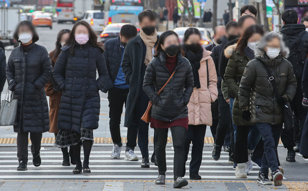 4일 전국 대부분 지역에서 영하권 겨울추위가 예상된다. 사진은 서울 종로구 광화문역 인근에서 직장인들이 두터운 겉옷을 걸치고 발걸음을 옮기고 있는 모습. /뉴시스