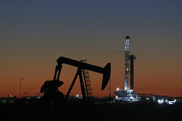 국제유가가 3일(현지시간) 혼조세를 나타냈다. 사진은 미국 텍사스주 미들랜드의 석유 굴착기와 펌프 잭의 모습. /뉴시스