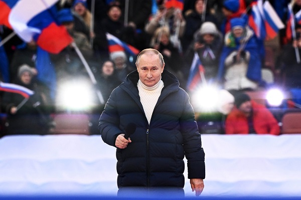 [모스크바=AP/뉴시스] 블라디미르 푸틴 러시아 대통령이 18일(현지시간) 모스크바의 루즈니키 경기장에서 열린 크름반도(크림반도) 합병 8주년 기념 콘서트에 참석해 인사하고 있다. 푸틴 대통령은 이 자리에서 최근 러시아의 우크라이나 특별 군사작전은 우크라이나 동부 돈바스를 대량학살로부터 해방하기 위한 것이라고 말했다.