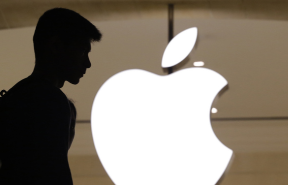 미국 뉴욕의 한 애플 매장에 고객이 들어가고 있다. [뉴욕=AP/뉴시스 자료사진]