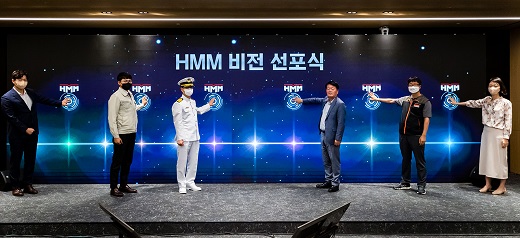 14일 여의도 본사에서 개최된 HMM 중장기 전략 설명회에서 김경배 HMM 대표이사(우측 세번째)와 직원들이 비전을 선포하고 있다. (사진=HMM)