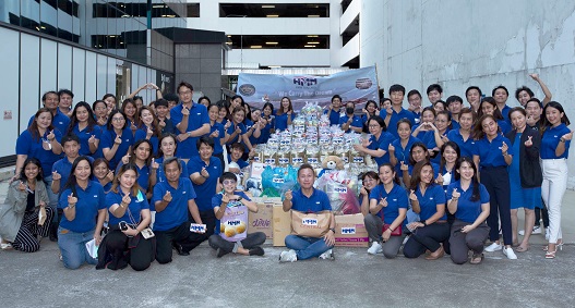 태국법인 임직원들이 취약 계층 지역과 고아원 등을 찾아 물품을 나눠주기에 앞서 사진 촬영을 하고 있다. (사진=HMM)