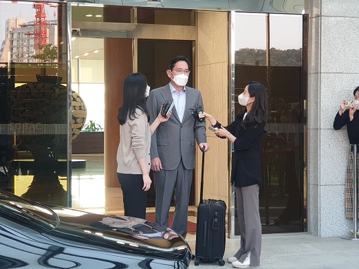 2주간의 해외 출장을 마친 이재용 삼성전자 부회장이 21일 강서구 서울김포비즈니스항공센터를 통해 귀국해 취재진 질문에 답하고 있다.