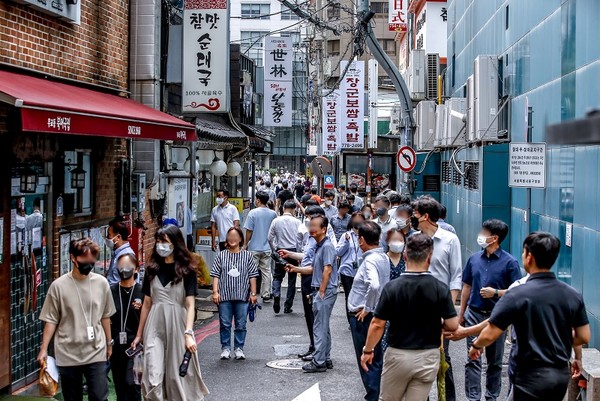 서울 중구 다동·무교동 음식문화거리를 찾은 시민들이 점심식사를 위해 이동하고 있다./뉴시스 