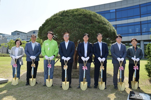 SK이노베이션 김준 부회장(왼쪽에서 네번째)과 이성준 환경과학기술원장(왼쪽에서 다섯번째)이 15일 대전 환경과학기술원에서 열린 식수행사에 참여해 기념사진을 촬영하고 있다. (사진=SK이노베이션)