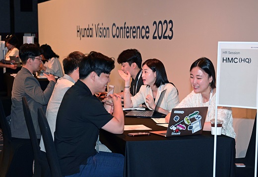 8일 진행된 현대 비전 컨퍼런스에서 현대차 채용 담당 직원들과 참가자들이 면담하는 모습.