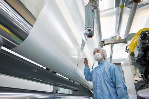 SK아이이테크놀로지 직원이 리튬이온배터리분리막(LiBS) 생산 공정을 살펴보고 있다. (사진=SK아이이테크놀로지)