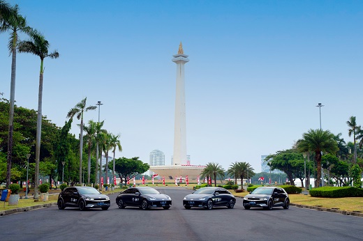 자카르타 모나스 광장 독립기념탑 앞에 서있는 제43차 아세안 정상회의 공식 차량(아이오닉 5, 아이오닉 6) (사진=현대자동차)
