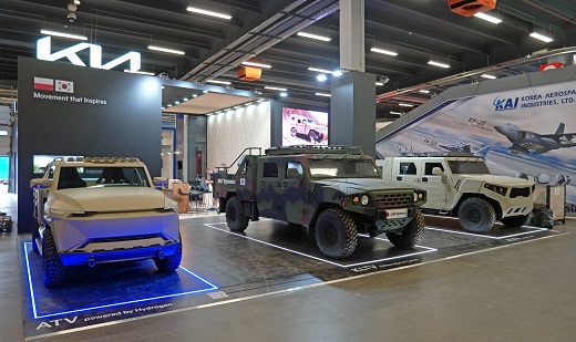 'MSPO 2023' 기아관에 전시된 (왼쪽부터) 수소 ATV 콘셉트카, 소형전술차량 박격포 탑재차, 소형전술차량 4인승 카고 트럭. (사진=기아)