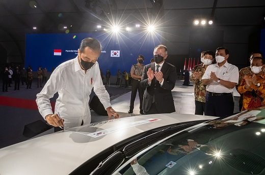 2022년 3월(현지시간) 현대차 인도네시아 공장 준공식에서 조코 위도도 인도네시아 대통령(앞줄 왼쪽 1번째)이 정의선 현대차그룹 회장(앞줄 왼쪽 2번째) 등의 박수를 받으며 전기차 '아이오닉 5'에 기념 서명하고 있다. (사진=현대차그룹)