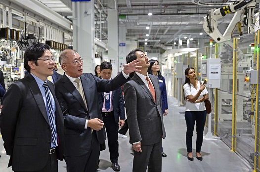 로렌스 웡 싱가포르 부총리와 정의선 현대차그룹 회장이 HMGICS 제조시설을 둘러보는 모습