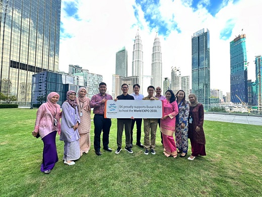 SK어스온 말레이시아 쿠알라룸푸르 지사 구성원들이 2030 부산엑스포 유치를 응원하고 있다. (사진=SK온)
