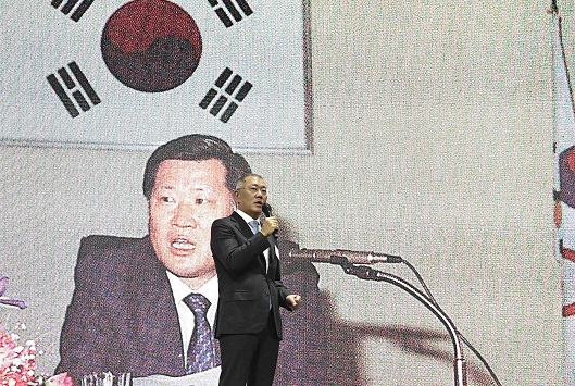 정의선 현대차그룹 회장(대한양궁협회장)이 '2023 한국 양궁 60주년 기념 행사'에서 양궁인들의 헌신에 감사를 표하며 환영사를 하고 있는 모습