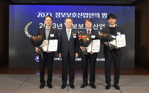 SK온(왼쪽 네번째)은 6일 서울 여의도 63컨벤션센터에서 열린 ‘정보보호산업인의 밤’ 행사에서 정보보호 공시 우수기업으로 선정돼 이종호 과학기술정보통신부 장관(두번째)으로부터 ‘2023 정보보호산업 발전 유공표창’을 수상했다. (사진=SK온)