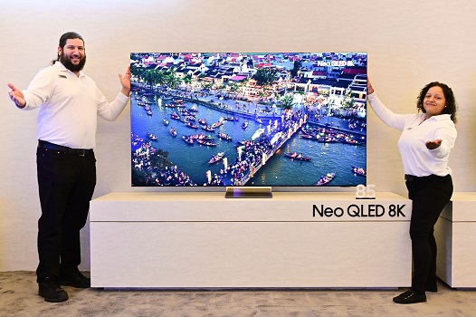삼성전자 모델이 7일(현지시간) 진행된 '삼성 퍼스트 룩 2024(Samsung First Look 2024)' 행사에서 '24년형 Neo QLED 8K를 소개하고 있는 모습