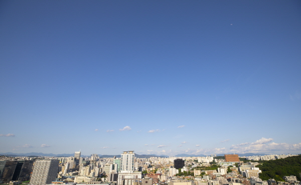 13일에도 한낮기온이 영상권으로 오르면서 포근하겠다. 사진은 서울 중구에서 바라본 미세먼지 없는 파란 서울 하늘. /뉴시스