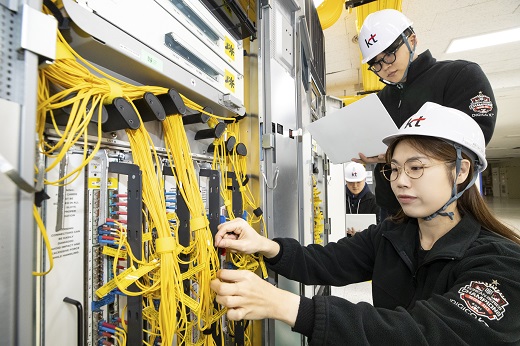 대전광역시 중구 KT문화빌딩에서 KT 네트워크 전문가가 차세대 SDN 컨트롤러를 활용해 인터넷 네트워크 장비를 관리하고 있다. (사진=KT)