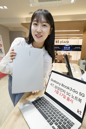 모델이 KT 매장에서 갤럭시북3 GO 5G를 소개하는 모습 (사진=KT)
