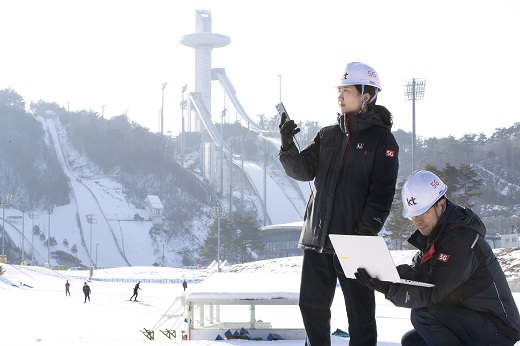 KT 네트워크 전문가가 2024 강원 동계청소년올림픽대회에 활용되는 통신 장비를 점검하고 있다. (사진=KT)
