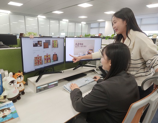 29일 삼성전자 직원들이 온라인 장터에서 상품을 구매하는 모습 (사진=삼성전자)