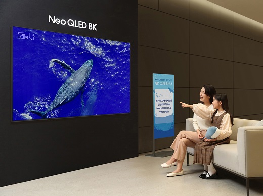 삼성전자 모델이 삼성스토어 대치점에서 '8K 고래와 나' 이벤트를 소개하고 있다. (사진=삼성전자)