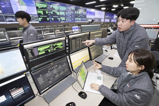 KT 네트워크 전문가가 과천 네트워크 관제 센터에 꾸려진 ‘종합상황실’에서 네트워크를 점검하고 있다. (사진=KT)