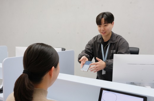 삼성강남센터에 방문한 고객이 휴대폰 상담을 받는 모습 (사진=삼성전자서비스)