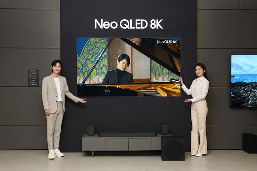 삼성전자 모델이 삼성스토어 대치점에서 Neo QLED 8K TV로 파이니스트 조성진의 8K 라이브 연주 영상을 감상하고 있다. (사진=삼성전자)