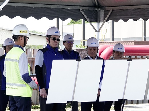 9일 이재용 삼성전자 회장이 말레이시아 스름반 SDI 생산법인 2공장 현황을 보고 받고 있는 모습.