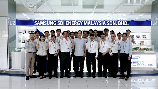 9일 이재용 삼성전자 회장이 말레이시아 스름반 SDI 생산법인에서 현지 근무자들과 기념 사진을 촬영했다.