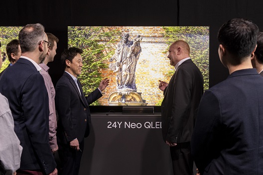 20일(현지시간) 독일 프랑크푸르트 '2024 유럽 테크세미나'에서 참석자들이 삼성전자의 2024년형 Neo QLED 8K 신제품을 살펴보고 있다. (사진=삼성전자)
