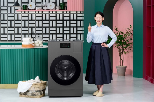 삼성전자가 올인원 세탁∙건조기 '비스포크 AI 콤보'를 24일부터 판매한다.     삼성전자 모델이 신제품을 소개하는 모습 (사진=삼성전자)