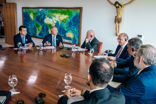 정의선 회장(사진 왼쪽에서 두 번째)이 룰라 대통령 (사진 왼쪽에서 세 번째), 제랄도 알크민 부통령(사진 왼쪽에서 네 번째) 등 브라질 정부 관계자들과 면담하고 있다. (사진 = 현대차그룹 제공)