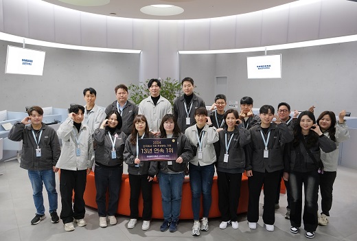 삼성강남 서비스센터 엔지니어들의 '2024 한국에서 가장 존경받는 기업' 1위 수상 기념 촬영. (사진=삼성전자서비스)
