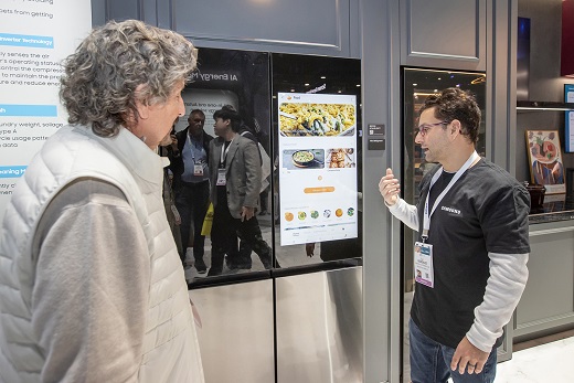 CES 2024가 열리고 있는 미국 라스베이거스 컨벤션 센터 삼성전자 전시관에서 관람객들이 '비스포크 냉장고 패밀리허브 플러스'를 구경하고 있다. (사진=삼성전자)