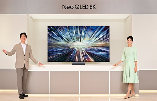 삼성전자 모델이 '3세대 AI 8K 프로세서'를 탑재한 2024년형 Neo QLED 8K TV 신제품을 소개하고 있다. (사진=삼성전자)