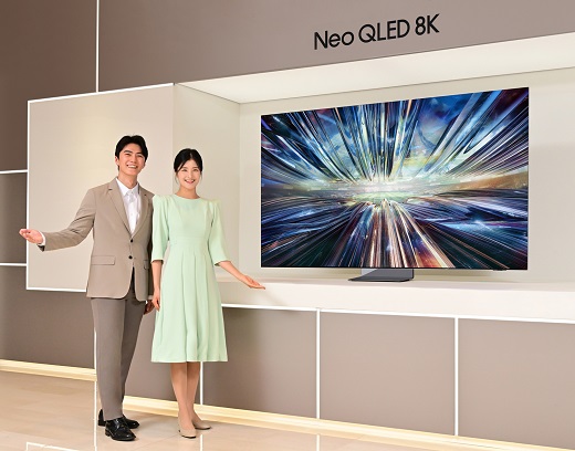 삼성전자 모델이  '3세대 AI 8K 프로세서'를 탑재한 2024년형 Neo QLED 8K TV 신제품을 소개하고 있다.