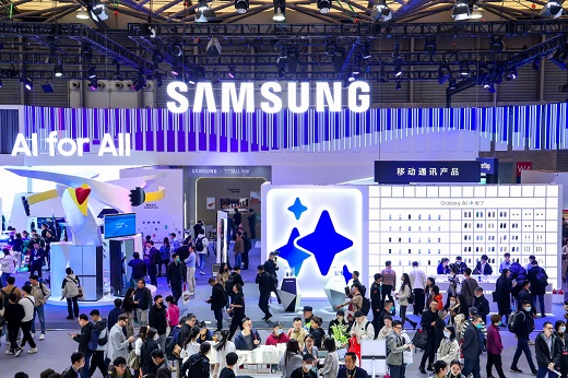 AWE 2024가 열리고 있는 중국 상하이 삼성전자 전시관에서 관람객들이 다양한 제품과 솔루션들을 체험하고 있다. (사진=삼성전자)