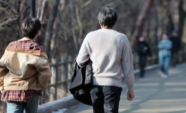 16일 한낮기온이 최고 20도까지 오르며 포근한 봄날씨가 이어지겠다. 사진은 서울 중구 남산에서 시민들이 겉옷을 벗어 손에 들고 산책하고 있는 모습. /뉴시스