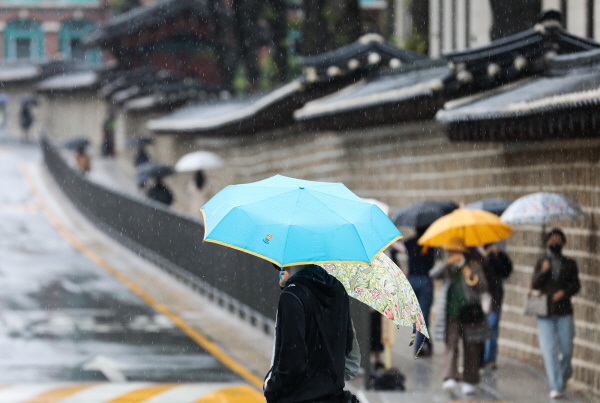 19일 전국적으로 봄비가 내리겠다. 사진은 서울 중구 정동길 인근에서 시민들이 우산을 쓰고 이동하고 있는 모습. /뉴시스