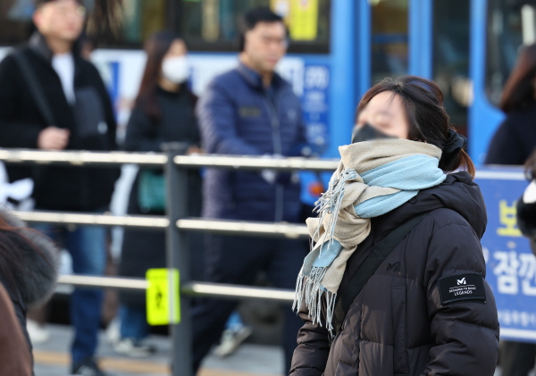 20일 북서쪽 찬공기가 유입되면서 꽃샘추위가 찾아오겠다. 사진은 서울 종로구 세종대로 사거리에서 두꺼운 외투를 입은 시민들이 발걸음을 옮기고 있는 모습. /뉴시스.